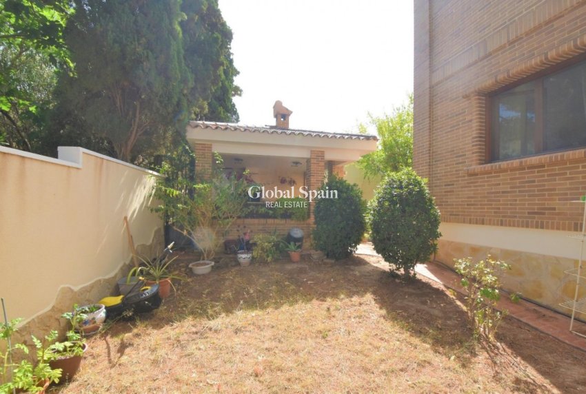 Wederverkoop - VILLA -
CIUDAD QUESADA