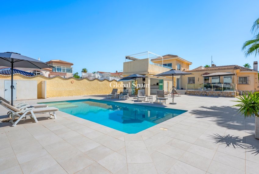 Wederverkoop - VILLA -
CIUDAD QUESADA