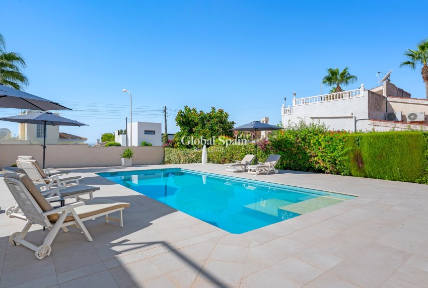 Wederverkoop - VILLA -
CIUDAD QUESADA