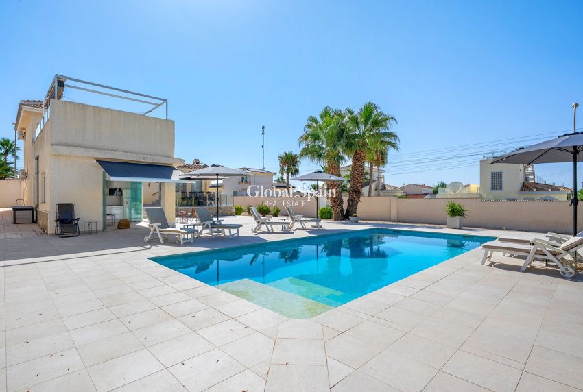 Wederverkoop - VILLA -
CIUDAD QUESADA