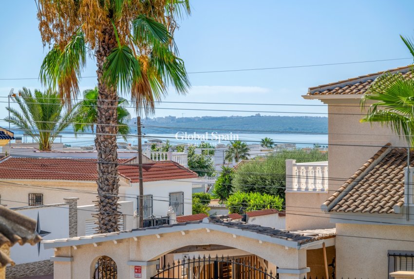 Wederverkoop - VILLA -
CIUDAD QUESADA