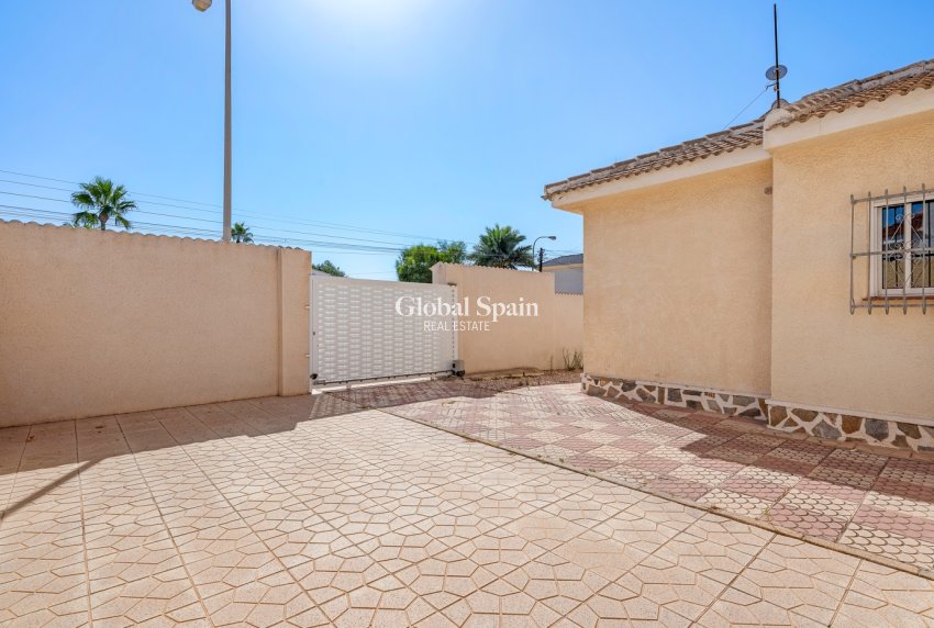 Wederverkoop - VILLA -
CIUDAD QUESADA