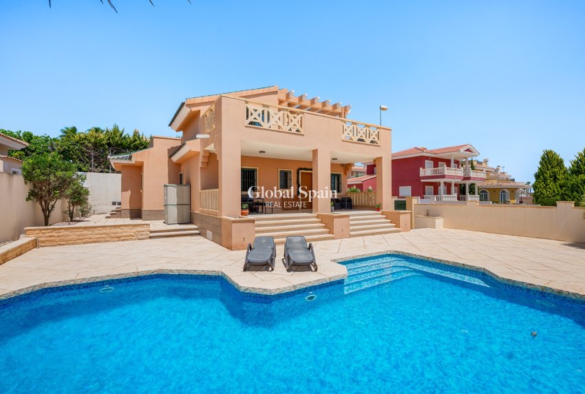 Wederverkoop - VILLA -
CIUDAD QUESADA