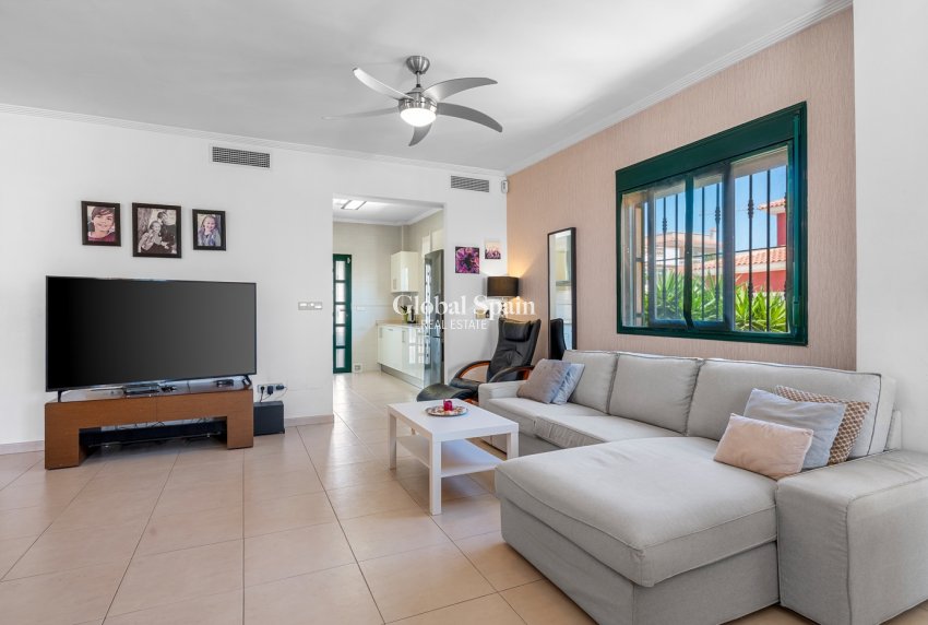 Wederverkoop - VILLA -
CIUDAD QUESADA