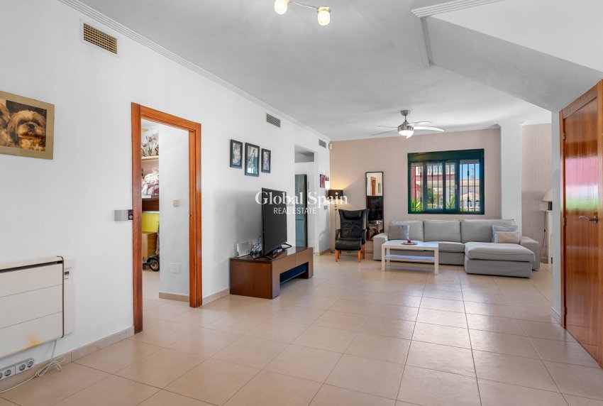 Wederverkoop - VILLA -
CIUDAD QUESADA