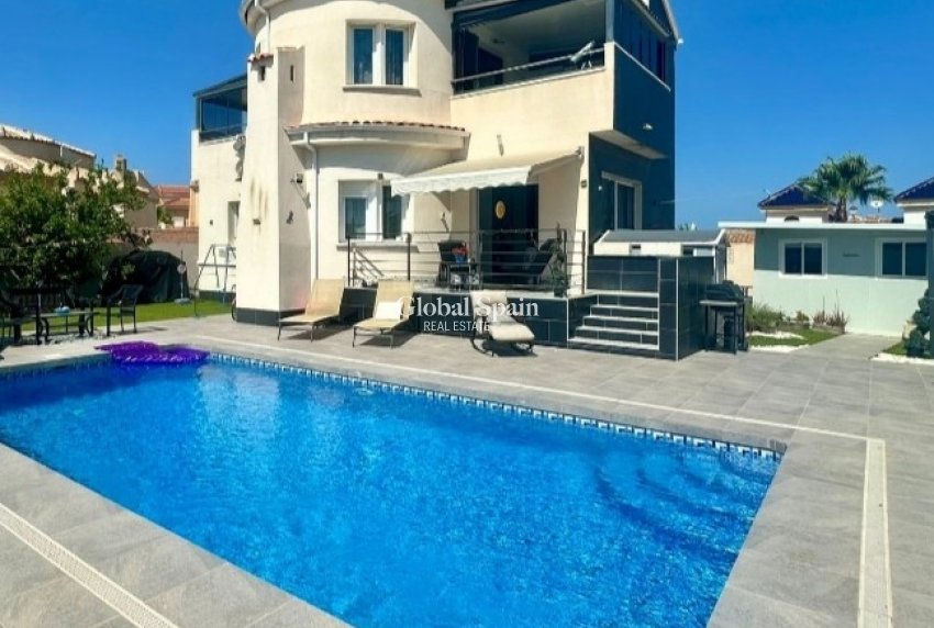 Wederverkoop - VILLA -
CIUDAD QUESADA