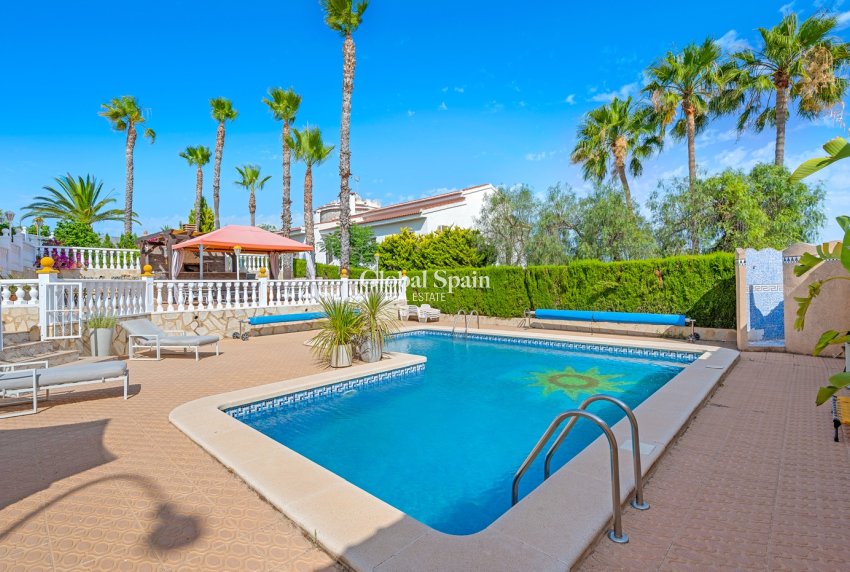 Wederverkoop - Villa -
CIUDAD QUESADA