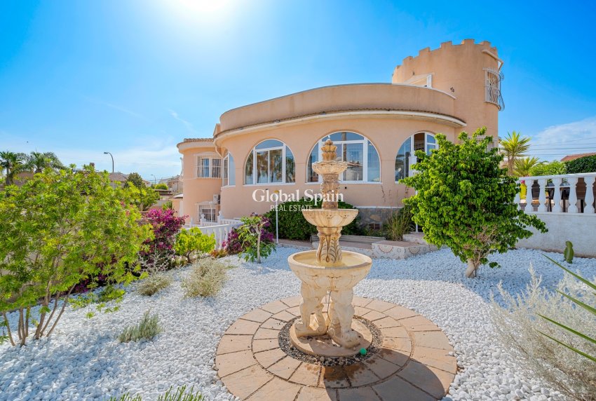 Wederverkoop - Villa -
CIUDAD QUESADA