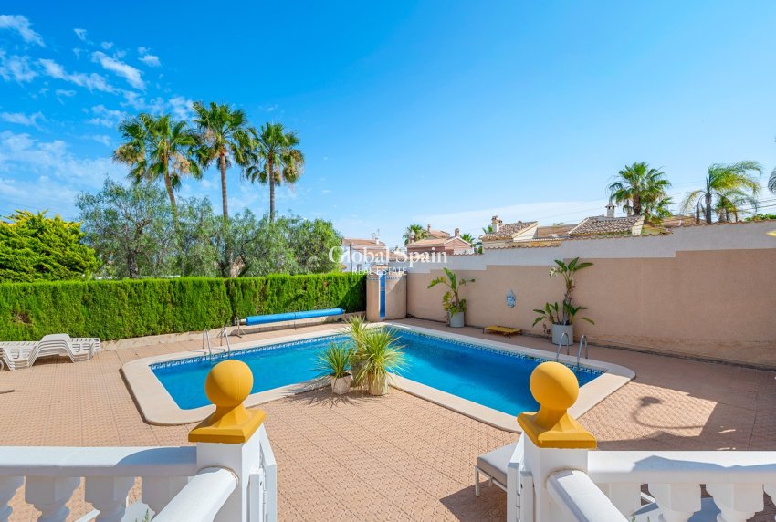 Wederverkoop - Villa -
CIUDAD QUESADA