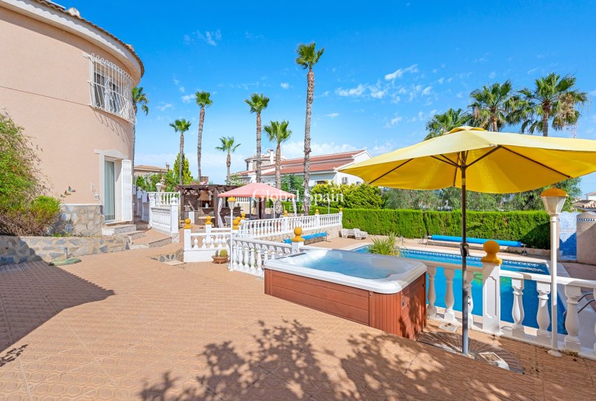 Wederverkoop - Villa -
CIUDAD QUESADA