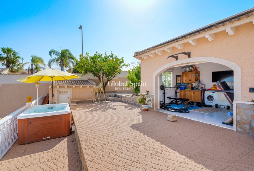 Wederverkoop - Villa -
CIUDAD QUESADA