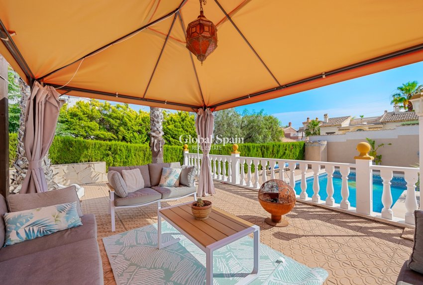 Wederverkoop - Villa -
CIUDAD QUESADA