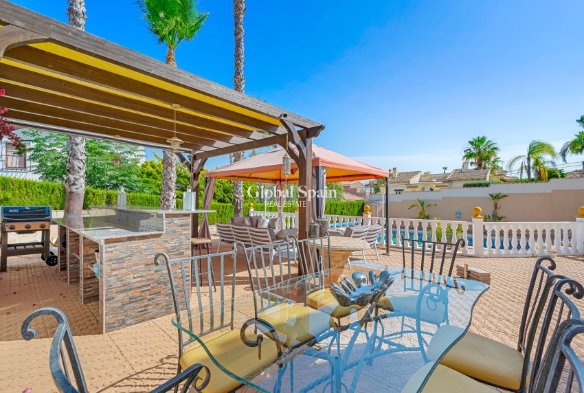 Wederverkoop - Villa -
CIUDAD QUESADA