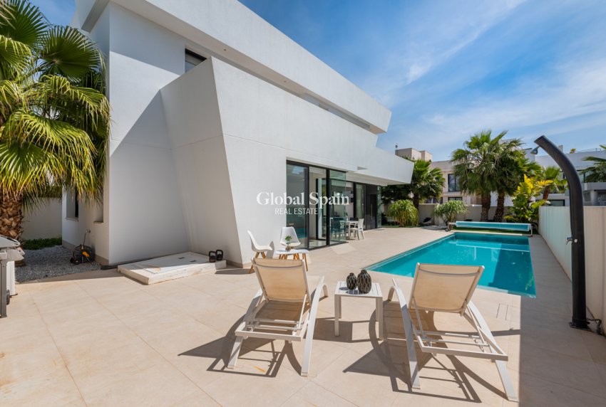 Wederverkoop - VILLA -
CIUDAD QUESADA