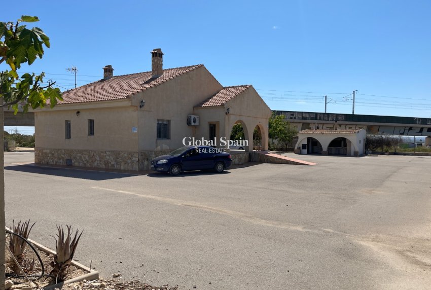 Wederverkoop - VILLA -
CREVILLENTE - Inland