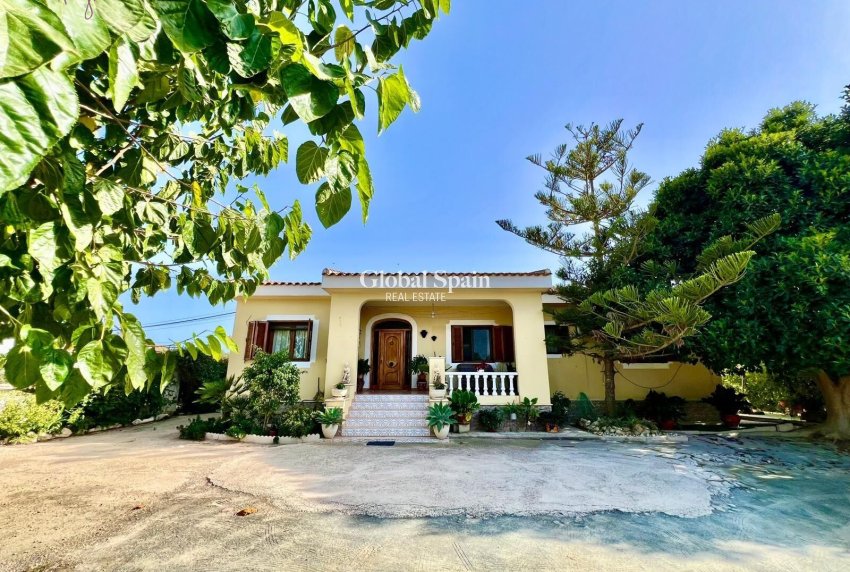 Wederverkoop - VILLA -
DAYA VIEJA - Costa Blanca Sur