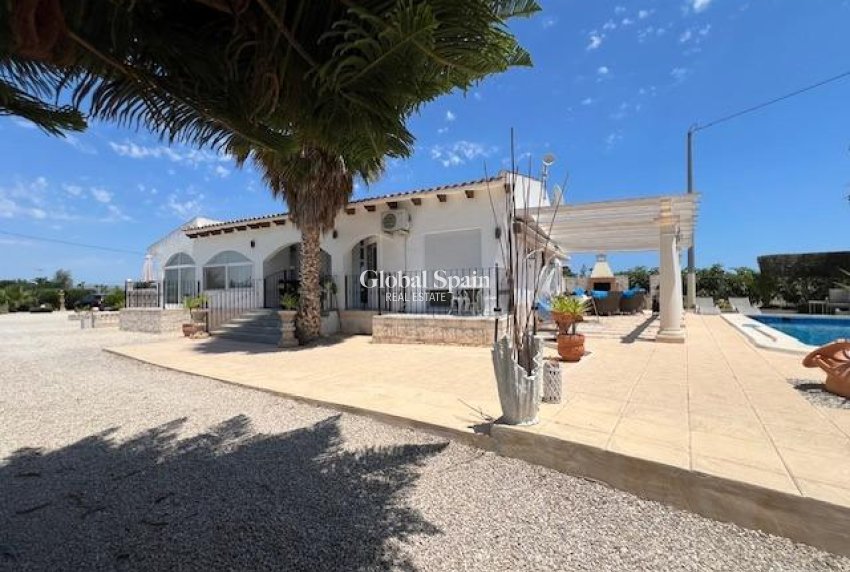 Wederverkoop - VILLA -
DOLORES - Comunidad Valenciana