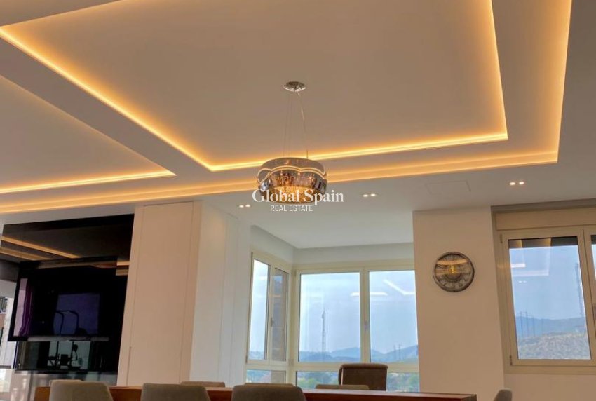 Wederverkoop - VILLA -
EL CAMPELLO - Costa Blanca