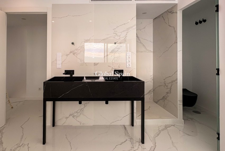 Wederverkoop - VILLA -
EL CAMPELLO - Coveta Fuma