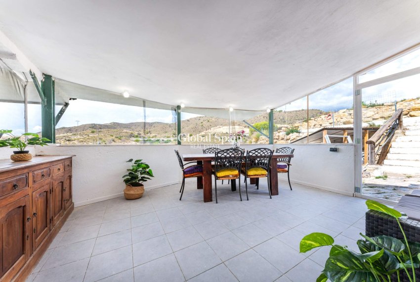 Wederverkoop - VILLA -
EL CAMPELLO - Pueblo Acantilado - Lanuza