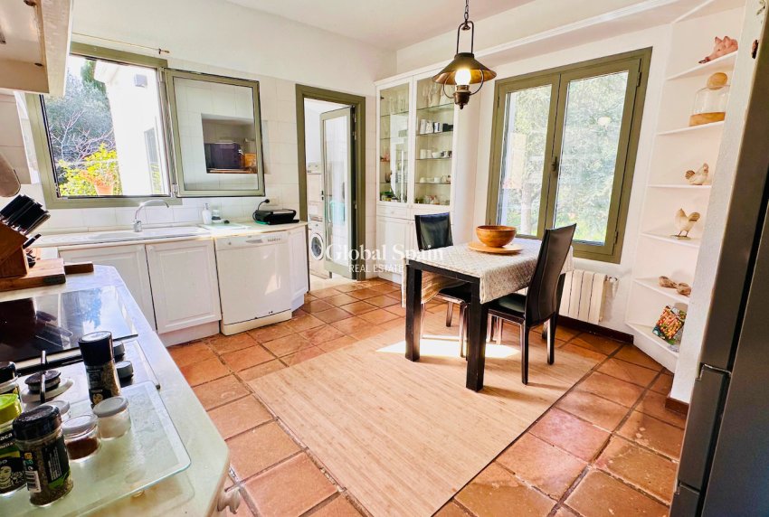 Wederverkoop - VILLA -
ESPORLES - optional location detail