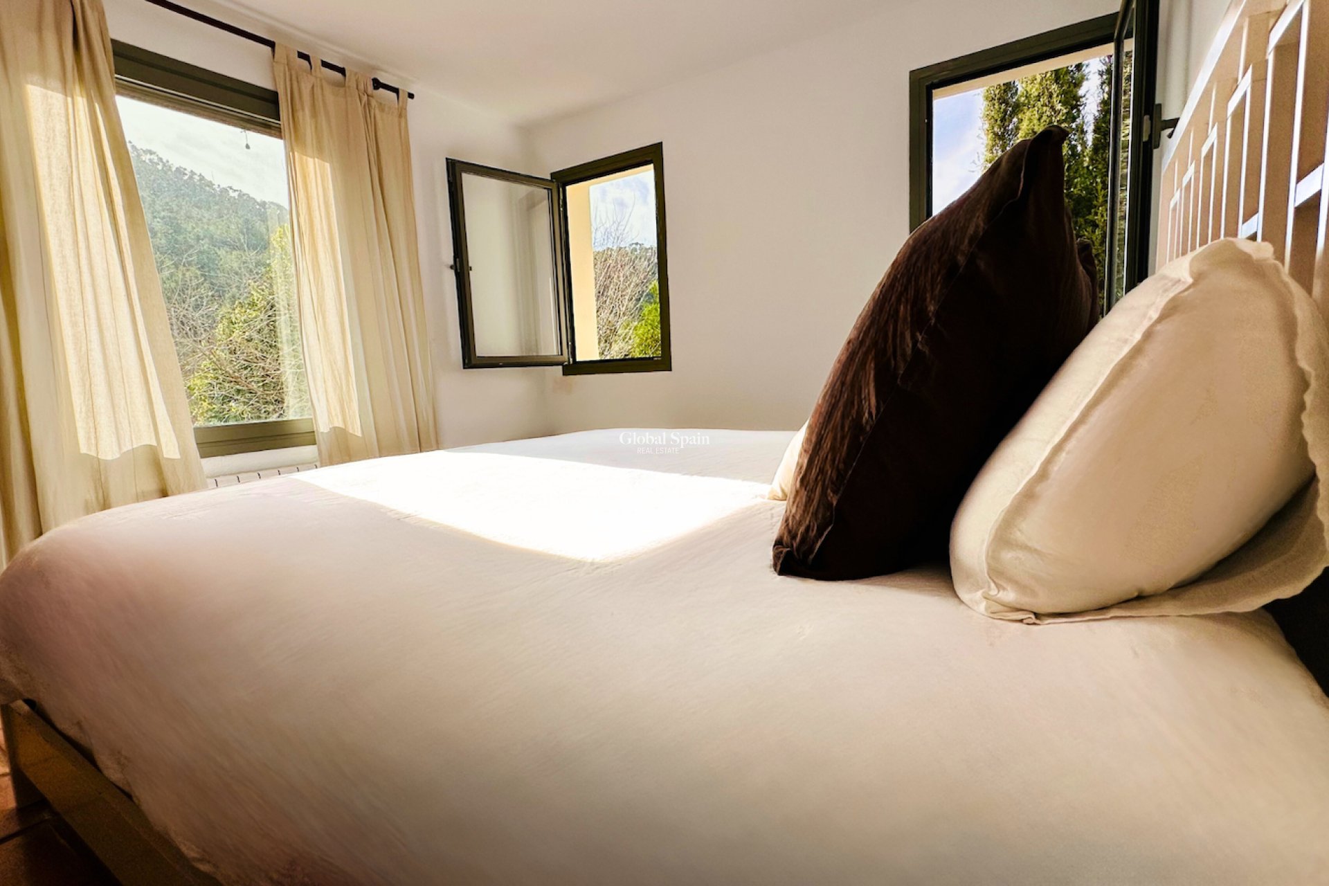 Wederverkoop - VILLA -
ESPORLES - optional location detail