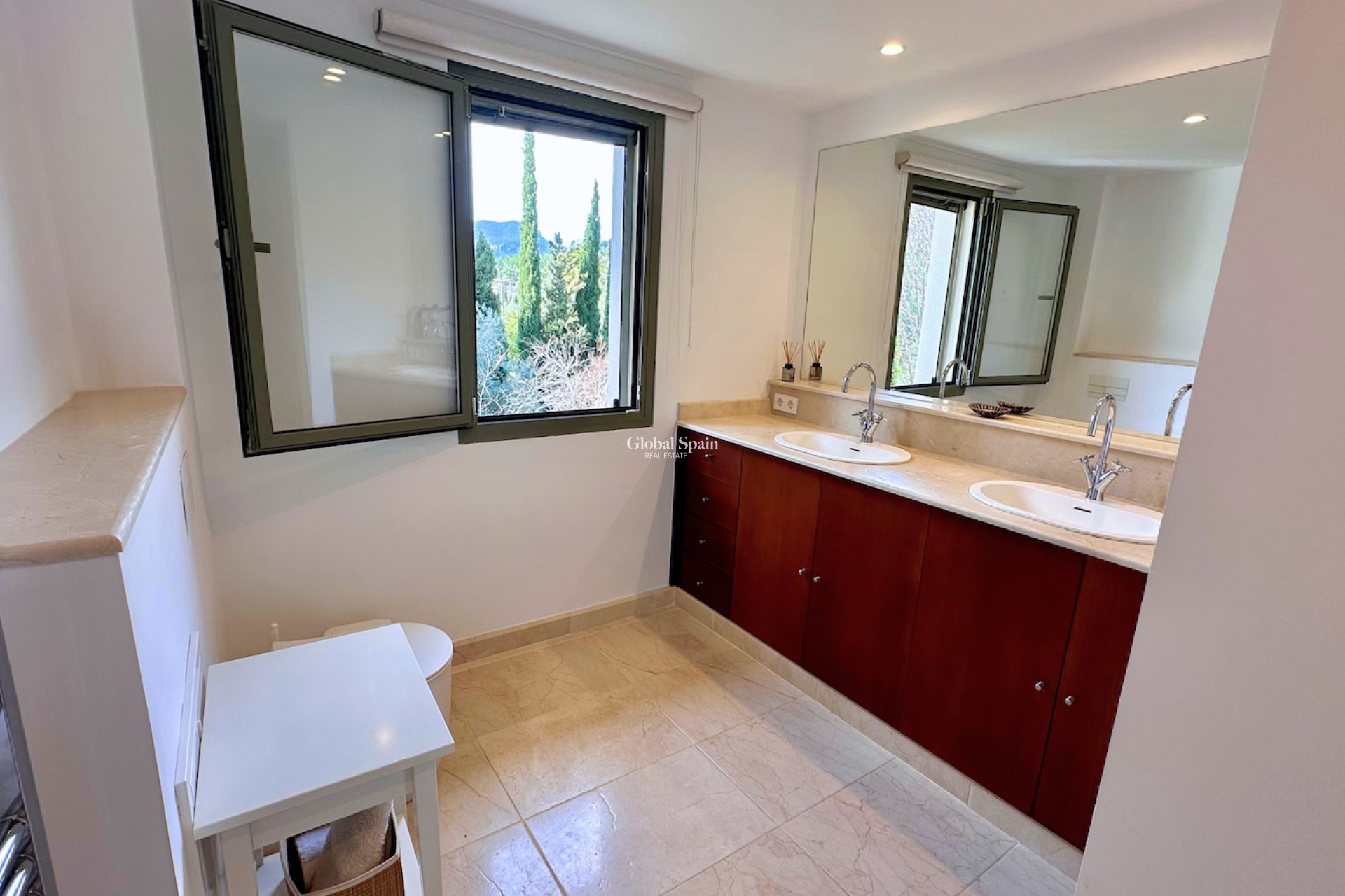 Wederverkoop - VILLA -
ESPORLES - optional location detail