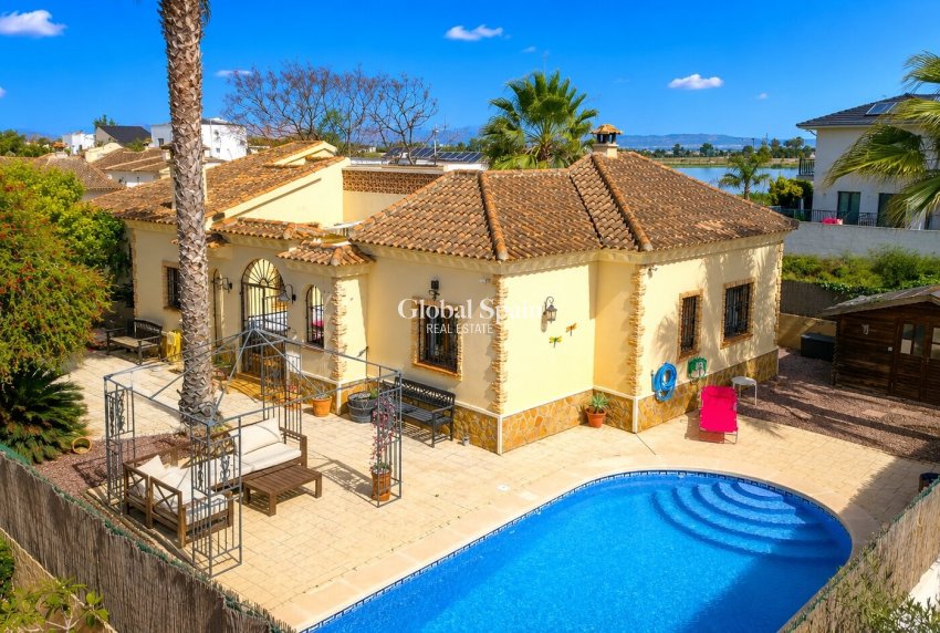 Wederverkoop - VILLA -
Formentera del Segura - Fincas de La Vega