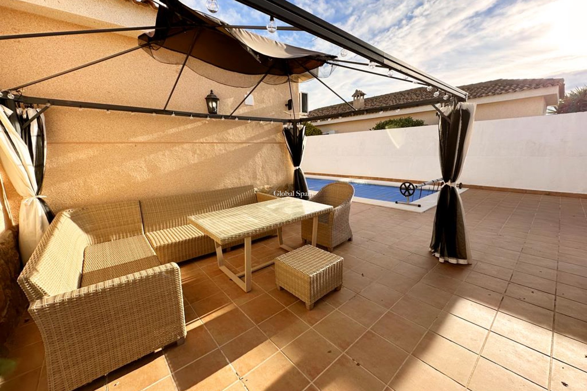 Wederverkoop - VILLA -
GEA Y TRUYOLS - Inland