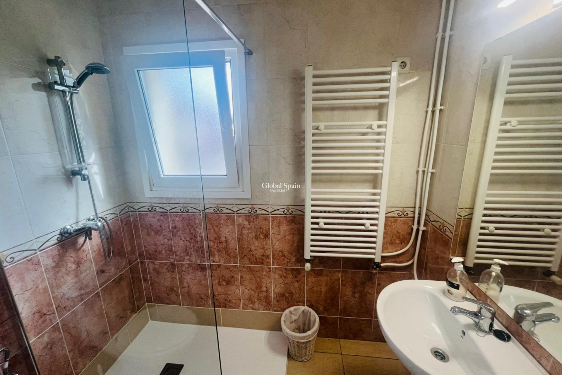 Wederverkoop - VILLA -
GEA Y TRUYOLS - Inland