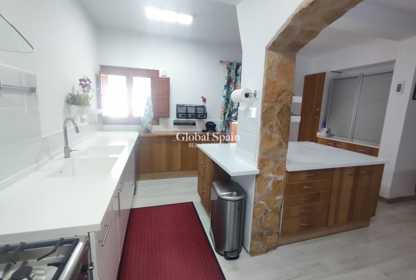 Wederverkoop - VILLA -
GEA Y TRUYOLS - Inland