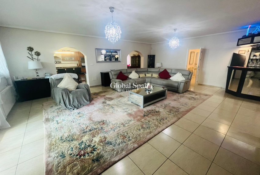 Wederverkoop - VILLA -
GEA Y TRUYOLS - Inland