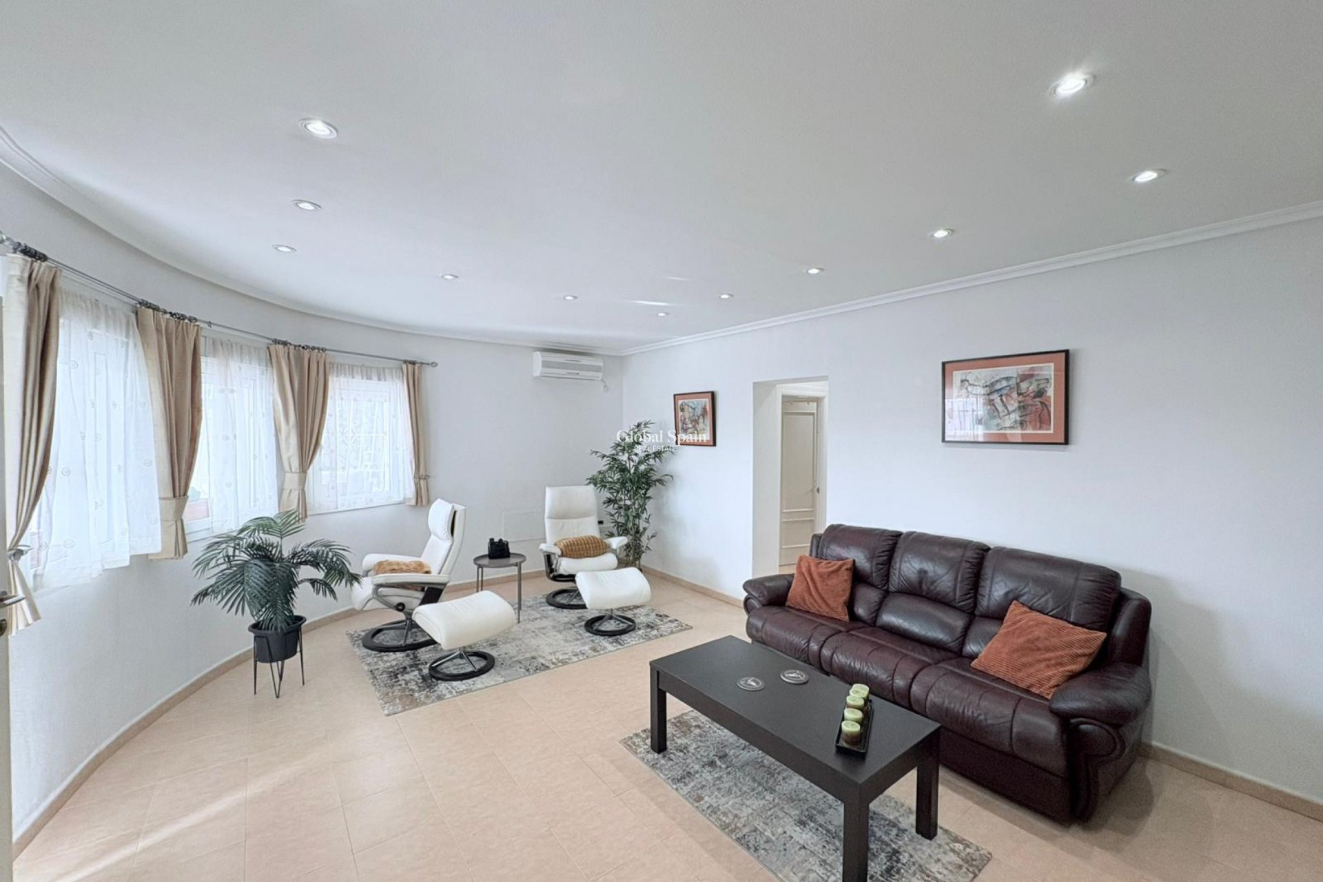 Wederverkoop - VILLA -
GEA Y TRUYOLS - Inland