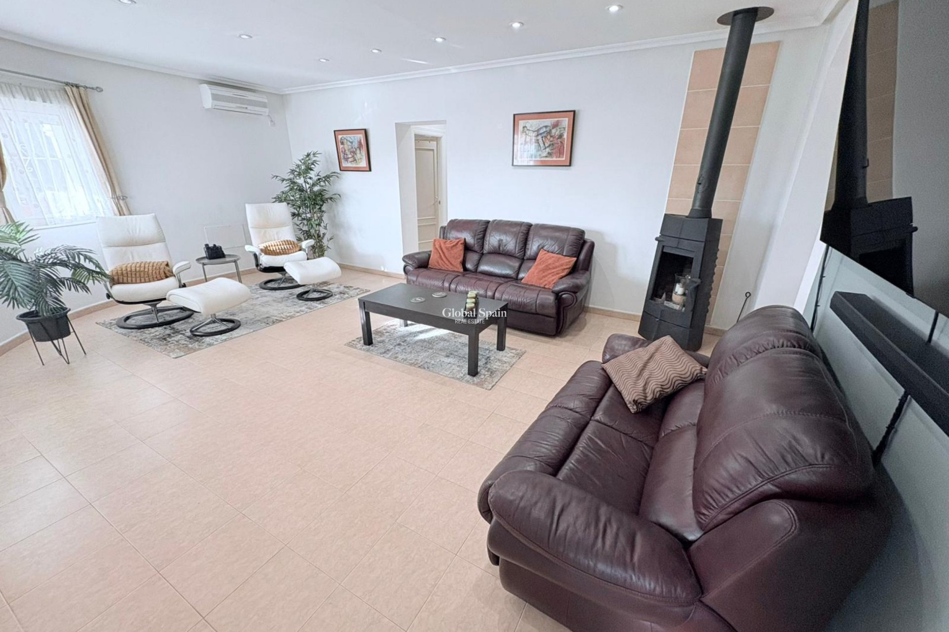 Wederverkoop - VILLA -
GEA Y TRUYOLS - Inland