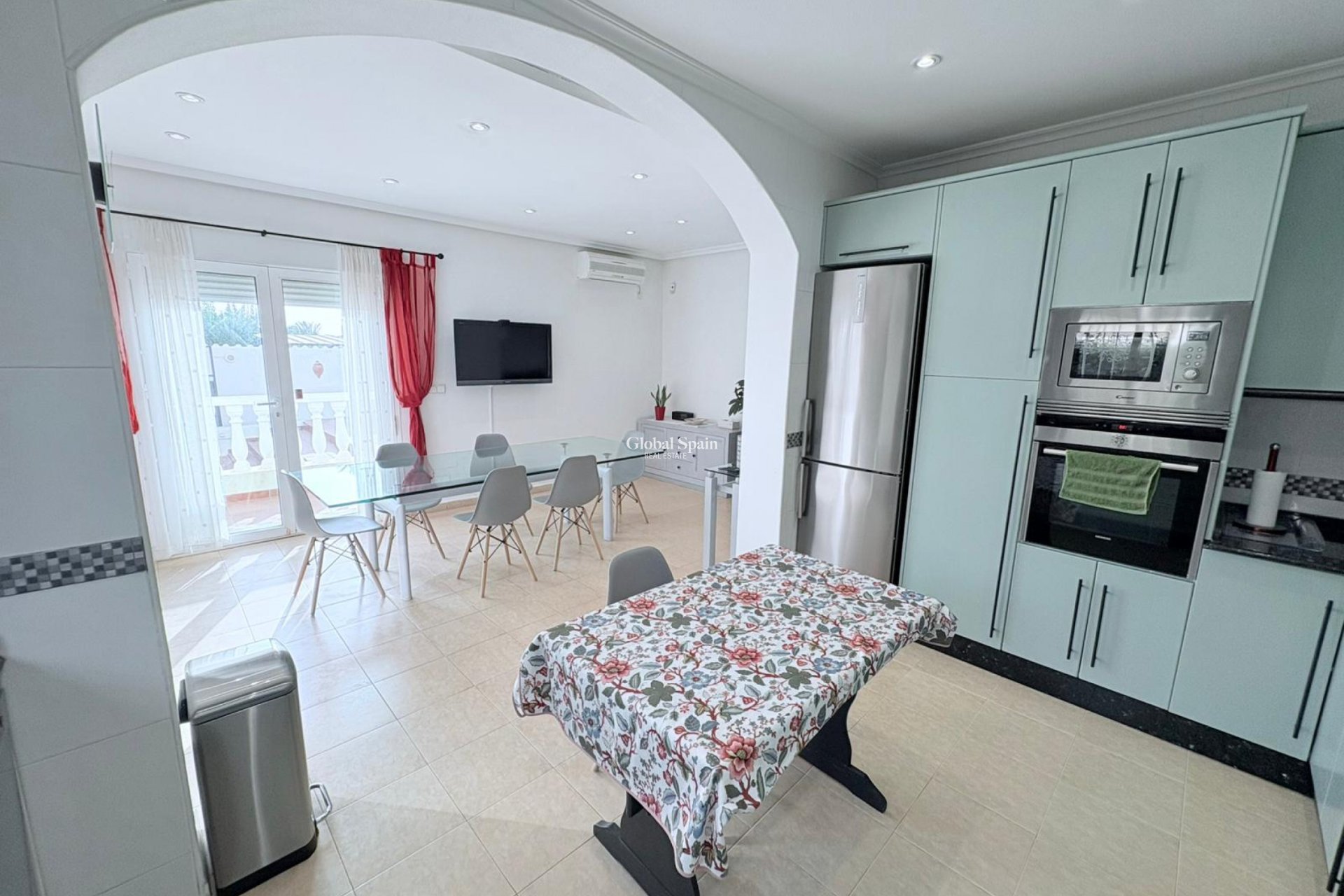 Wederverkoop - VILLA -
GEA Y TRUYOLS - Inland