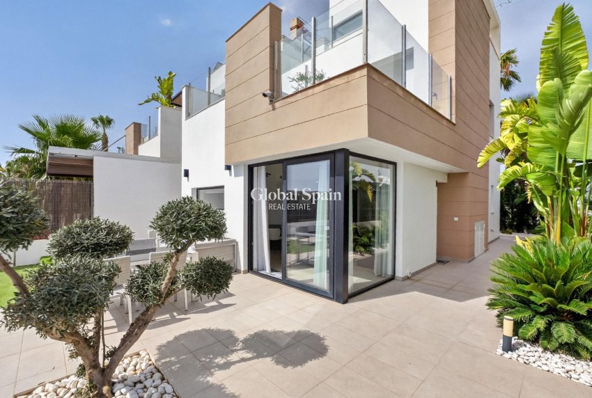 Wederverkoop - VILLA -
GUARDAMAR DEL SEGURA - EL RASO