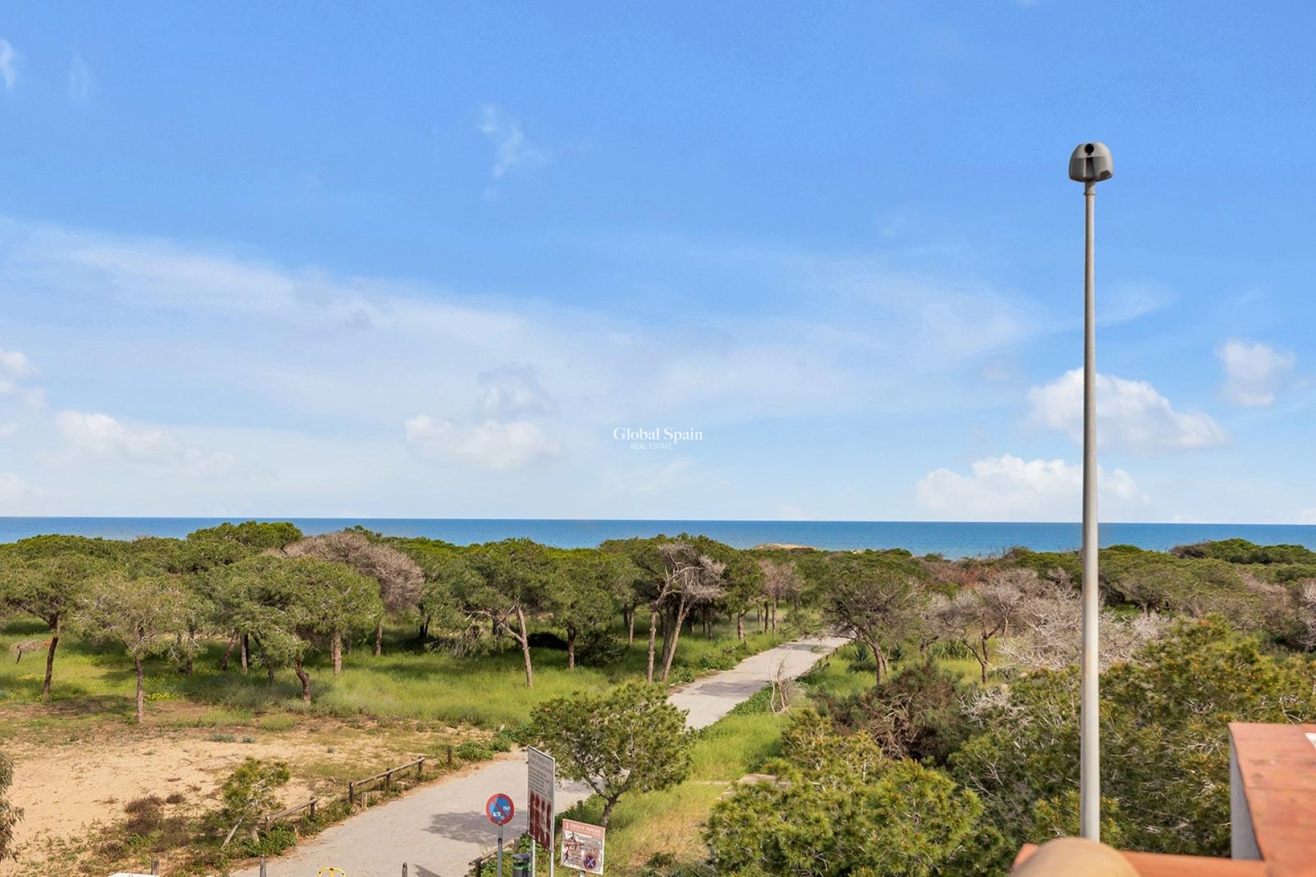 Wederverkoop - VILLA -
GUARDAMAR DEL SEGURA - Urbanizaciones