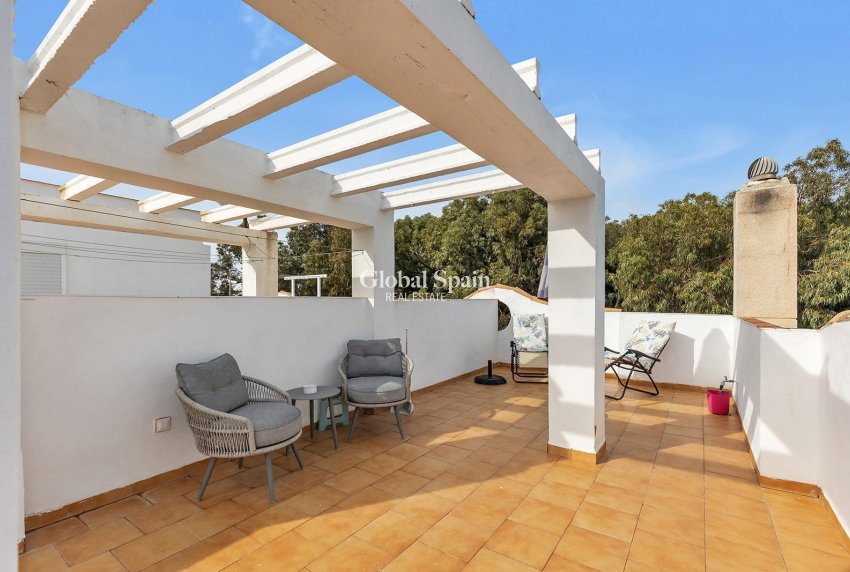 Wederverkoop - VILLA -
GUARDAMAR DEL SEGURA - Urbanizaciones