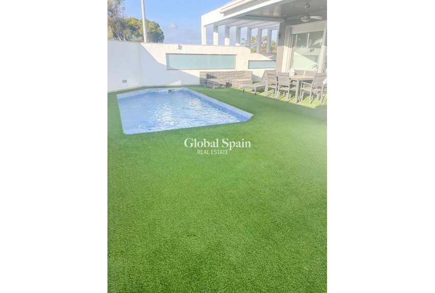 Wederverkoop - Villa / Halfvrijstaand -
ORIHUELA COSTA - MIL PALMERAS 