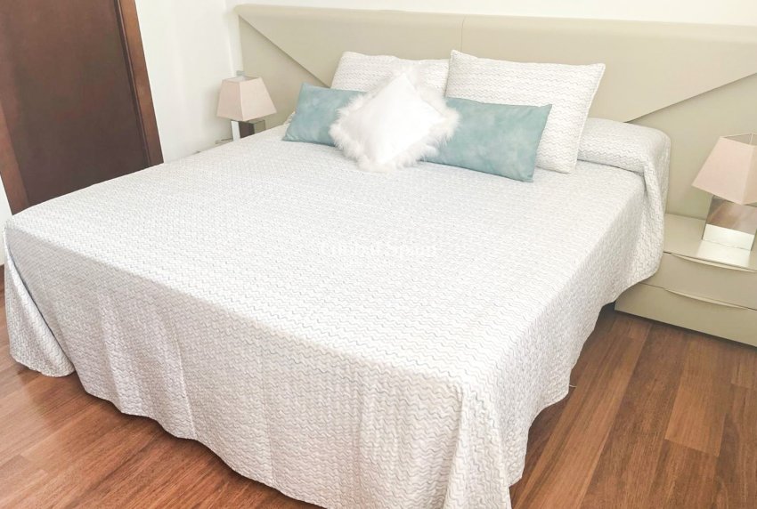 Wederverkoop - Villa / Halfvrijstaand -
ORIHUELA COSTA - MIL PALMERAS 