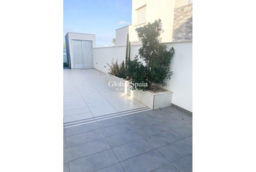 Wederverkoop - Villa / Halfvrijstaand -
ORIHUELA COSTA - MIL PALMERAS 