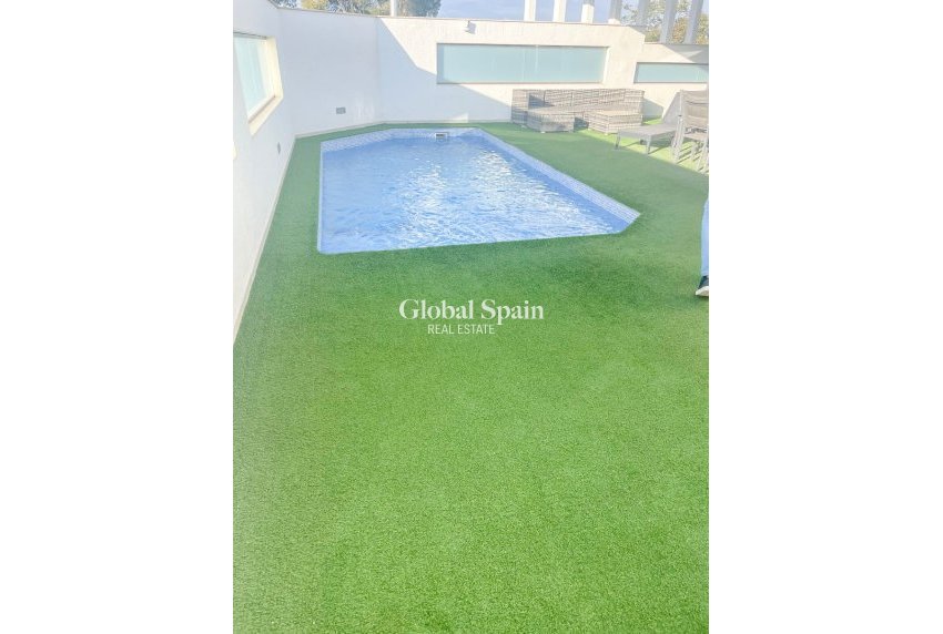 Wederverkoop - Villa / Halfvrijstaand -
ORIHUELA COSTA - MIL PALMERAS 