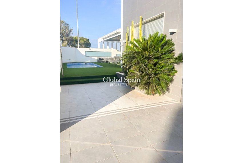 Wederverkoop - Villa / Halfvrijstaand -
ORIHUELA COSTA - MIL PALMERAS 