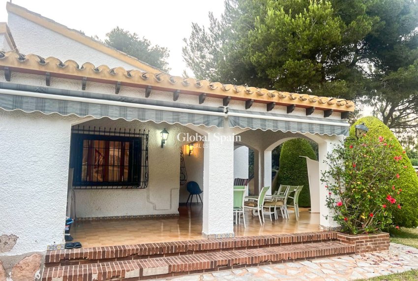 Wederverkoop - Villa / Halfvrijstaand -
ORIHUELA COSTA - Punta Prima