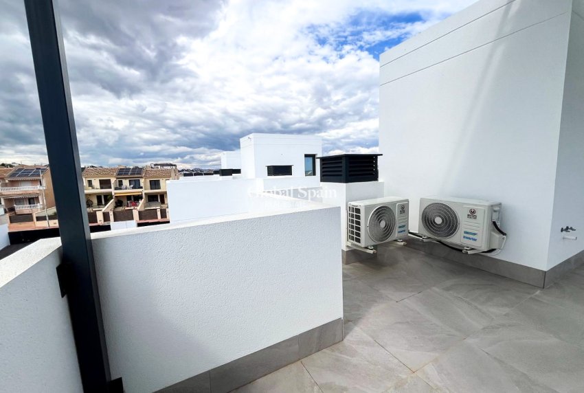 Wederverkoop - Villa / Halfvrijstaand -
TORREVIEJA - LOS BALCONES - LOS ALTOS