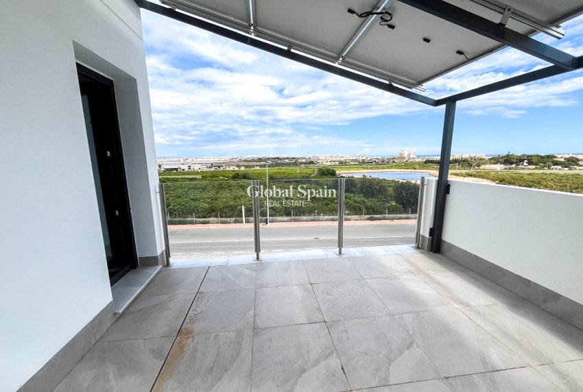 Wederverkoop - Villa / Halfvrijstaand -
TORREVIEJA - LOS BALCONES - LOS ALTOS