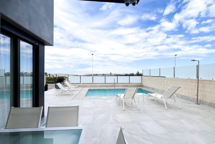 Wederverkoop - Villa / Halfvrijstaand -
TORREVIEJA - LOS BALCONES - LOS ALTOS