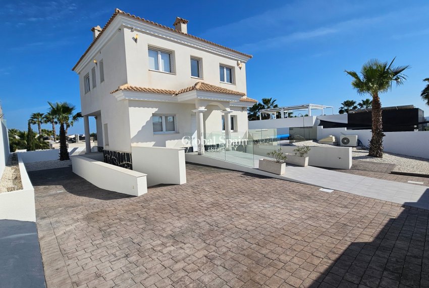 Wederverkoop - VILLA -
LA MARINA - La Marina