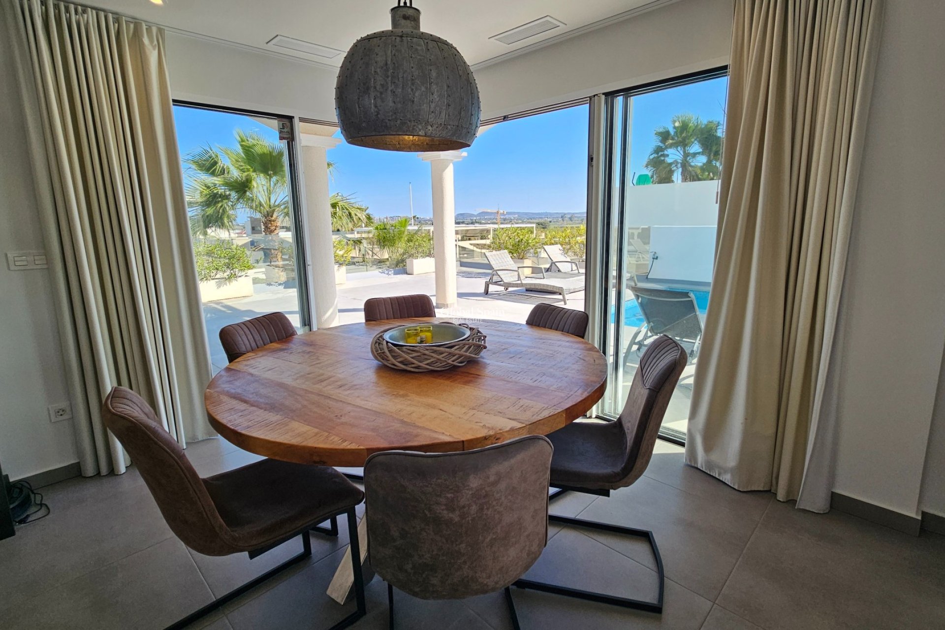 Wederverkoop - VILLA -
LA MARINA - La Marina