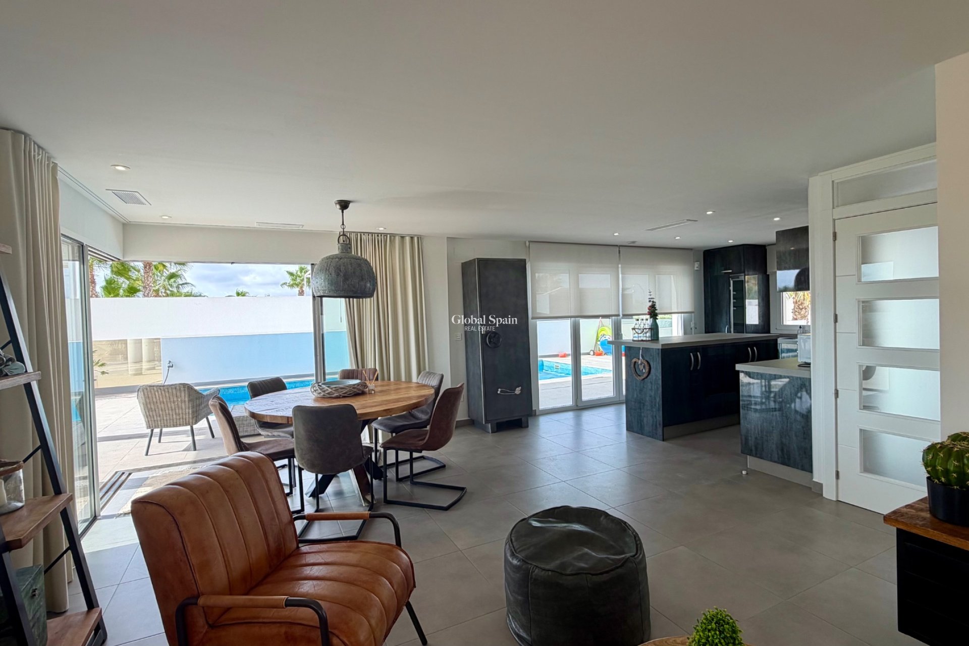 Wederverkoop - VILLA -
LA MARINA - La Marina